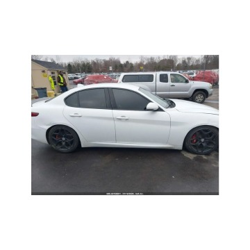Alfa Romeo Giulia  Sedan/Limuzyna 2020,  2.0 benzyna, automat - Na sprzedaż za 30 000 zł - Tarnów - zdjęcie 4