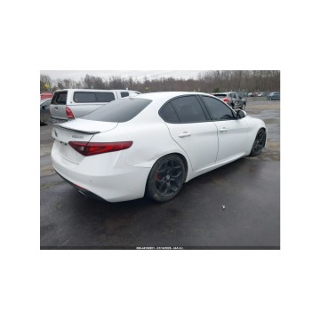Alfa Romeo Giulia  Sedan/Limuzyna 2020,  2.0 benzyna, automat - Na sprzedaż za 30 000 zł - Tarnów - zdjęcie 6