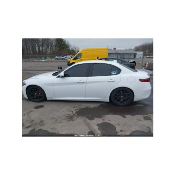 Alfa Romeo Giulia  Sedan/Limuzyna 2020,  2.0 benzyna, automat - Na sprzedaż za 30 000 zł - Tarnów - zdjęcie 5