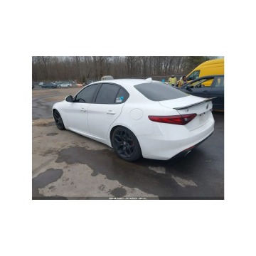 Alfa Romeo Giulia  Sedan/Limuzyna 2020,  2.0 benzyna, automat - Na sprzedaż za 30 000 zł - Tarnów - zdjęcie 7