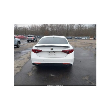 Alfa Romeo Giulia  Sedan/Limuzyna 2020,  2.0 benzyna, automat - Na sprzedaż za 30 000 zł - Tarnów - zdjęcie 8