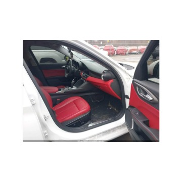 Alfa Romeo Giulia  Sedan/Limuzyna 2020,  2.0 benzyna, automat - Na sprzedaż za 30 000 zł - Tarnów - zdjęcie 10