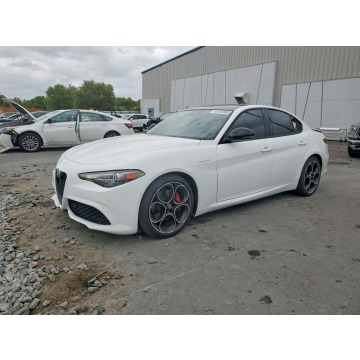 Alfa Romeo Giulia  Sedan/Limuzyna 2023,  2.0 benzyna, automat - Na sprzedaż za 54 000 zł - Tarnów - zdjęcie 1
