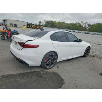 Alfa Romeo Giulia  Sedan/Limuzyna 2023,  2.0 benzyna, automat - Na sprzedaż za 54 000 zł - Tarnów - zdjęcie 4