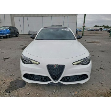 Alfa Romeo Giulia  Sedan/Limuzyna 2023,  2.0 benzyna, automat - Na sprzedaż za 54 000 zł - Tarnów - zdjęcie 3