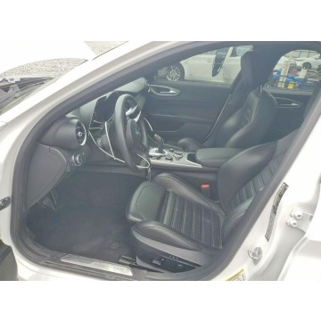 Alfa Romeo Giulia  Sedan/Limuzyna 2023,  2.0 benzyna, automat - Na sprzedaż za 54 000 zł - Tarnów - zdjęcie 7