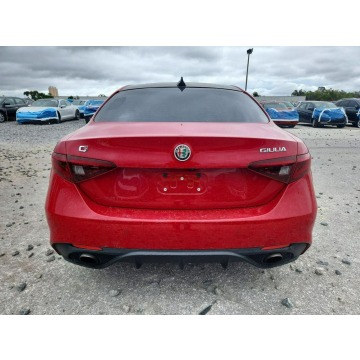 Alfa Romeo Giulia  Sedan/Limuzyna 2018,  2.0 benzyna, automat - Na sprzedaż za 29 000 zł - Tarnów - zdjęcie 6