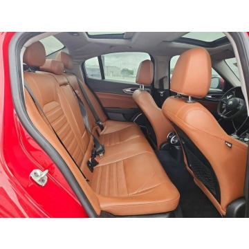 Alfa Romeo Giulia  Sedan/Limuzyna 2018,  2.0 benzyna, automat - Na sprzedaż za 29 000 zł - Tarnów - zdjęcie 10