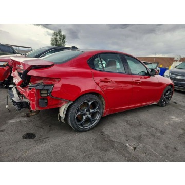 Alfa Romeo Giulia  Sedan/Limuzyna 2018,  2.0 benzyna, automat - Na sprzedaż za 32 000 zł - Tarnów - zdjęcie 4