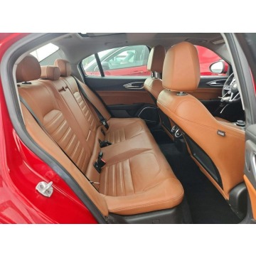Alfa Romeo Giulia  Sedan/Limuzyna 2018,  2.0 benzyna, automat - Na sprzedaż za 32 000 zł - Tarnów - zdjęcie 10