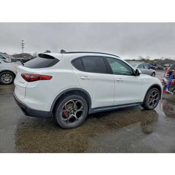 Alfa Romeo Stelvio  SUV 2019,  2.0 benzyna, automat - Na sprzedaż za 38 000 zł - Tarnów - zdjęcie 4