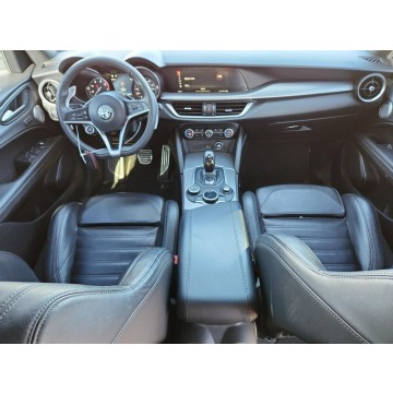Alfa Romeo Stelvio  SUV 2018,  2.0 benzyna, automat - Na sprzedaż za 33 000 zł - Tarnów - zdjęcie 8