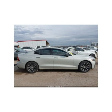 Volvo S60  Sedan/Limuzyna 2022,  2.0 benzyna, automat - Na sprzedaż za 45 000 zł - Tarnów - zdjęcie 4