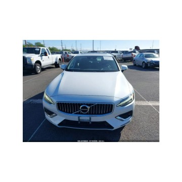 Volvo S60  Sedan/Limuzyna 2019,  2.0 benzyna, automat - Na sprzedaż za 35 000 zł - Tarnów - zdjęcie 2