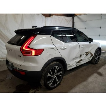 Volvo   SUV 2021,  2.0 benzyna, automat - Na sprzedaż za 42 000 zł - Tarnów - zdjęcie 4
