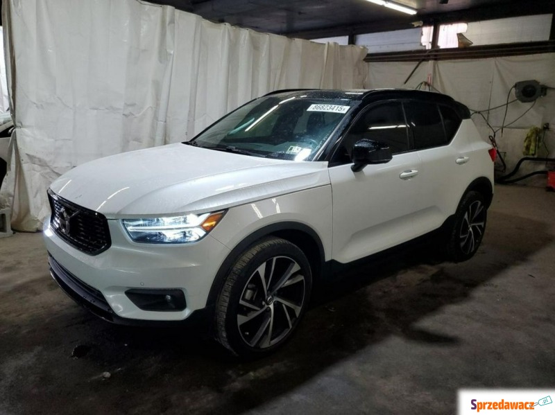 Volvo   SUV 2021,  2.0 benzyna, automat - Na sprzedaż za 42 000 zł - Tarnów