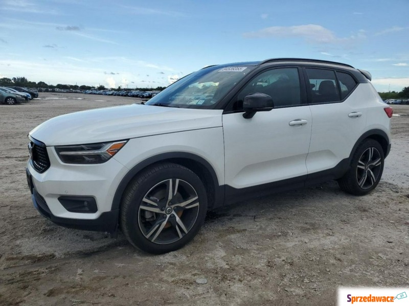 Volvo   SUV 2022,  2.0 benzyna, automat - Na sprzedaż za 47 000 zł - Tarnów