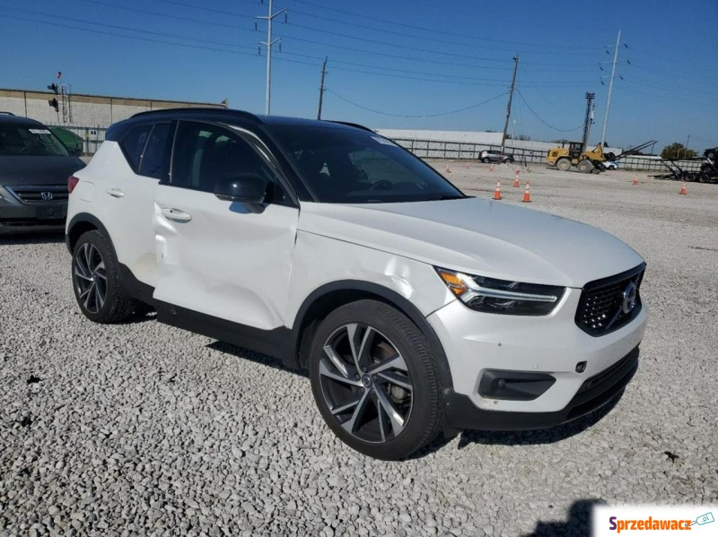 Volvo   SUV 2020,  2.0 benzyna, automat - Na sprzedaż za 35 000 zł - Tarnów