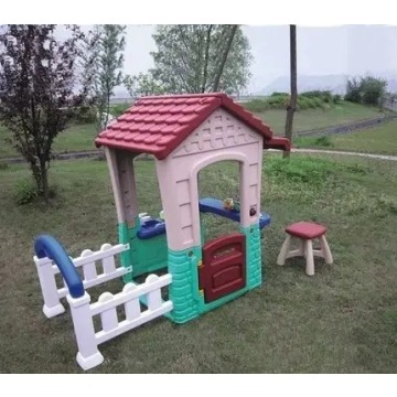 Domek z płotkiem dla dzieci.