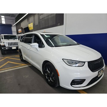 Chrysler Pacifica  Minivan/Van 2022,  3.6 hybryda, automat - Na sprzedaż za 45 000 zł - Warszawa - zdjęcie 2