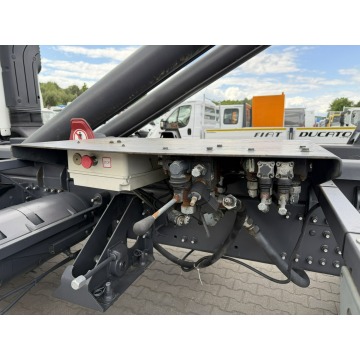 Volvo  2009,  7.1 diesel - Na sprzedaż za 178 350 zł - Widełki - zdjęcie 5
