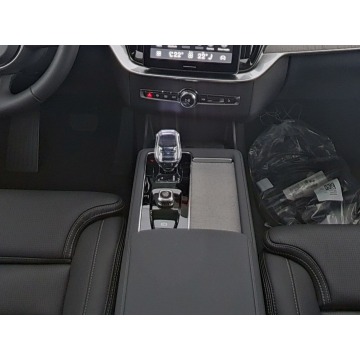 Volvo   SUV 2025,  2.0 hybryda, automat - Na sprzedaż za 329 900 zł - Tychy - zdjęcie 6