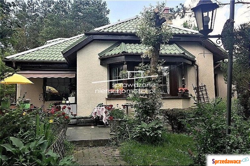 Dom z Basenem na Działce 1100 m2...
