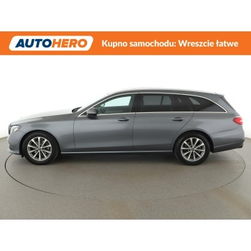 Mercedes - Benz E-klasa  Kombi 2019,  1.6 diesel, automat - Na sprzedaż za 91 800 zł - Warszawa - zdjęcie 2