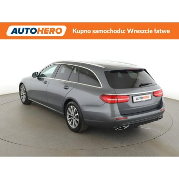 Mercedes - Benz E-klasa  Kombi 2019,  1.6 diesel, automat - Na sprzedaż za 91 800 zł - Warszawa - zdjęcie 4