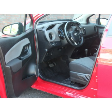 Toyota Yaris  Hatchback 2016,  1.5 hybryda, automat - Na sprzedaż za 44 990 zł - Mysłowice - zdjęcie 11