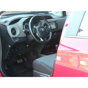 Toyota Yaris  Hatchback 2016,  1.5 hybryda, automat - Na sprzedaż za 44 990 zł - Mysłowice - zdjęcie 12