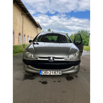 Syndyk sprzeda Peugeot 206XT 1.4 2004 benzyna