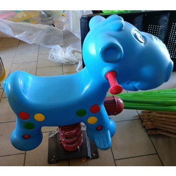 Bujak na sprężynie do ogrodu placu zabaw.