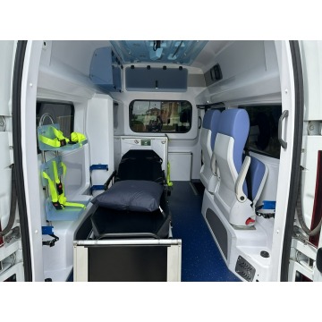 Renault Trafic 2016 Karetka Ambulans Zarejest... - Pojazdy specjalistyczne - Gostyń - zdjęcie 7