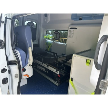 Renault Trafic 2016 Karetka Ambulans Zarejest... - Pojazdy specjalistyczne - Gostyń - zdjęcie 8