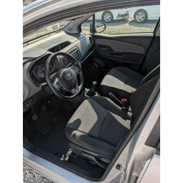 Toyota Yaris  Hatchback 2015,  1.0 benzyna - Na sprzedaż za 25 500 zł - Miękinia - zdjęcie 9