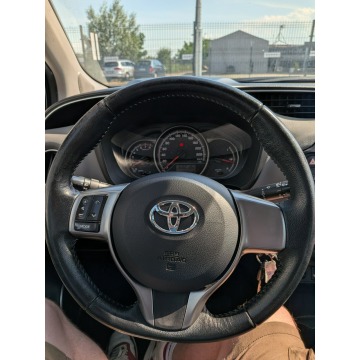 Toyota Yaris  Hatchback 2015,  1.0 benzyna - Na sprzedaż za 25 500 zł - Miękinia - zdjęcie 11