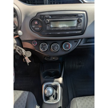 Toyota Yaris  Hatchback 2015,  1.0 benzyna - Na sprzedaż za 25 500 zł - Miękinia - zdjęcie 12