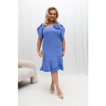 Wizytowa sukienka Ewa z falbanami i odpinaną różą na wesele w odcieniu pastelowego błękitu PLUS SIZE