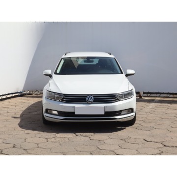 Volkswagen Passat  Kombi 2018,  2.0 diesel - Na sprzedaż za 44 499 zł - Łódź - zdjęcie 2