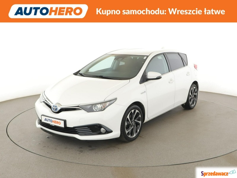 Toyota Auris  Hatchback 2017,  1.8 hybryda, automat - Na sprzedaż za 50 600 zł - Warszawa