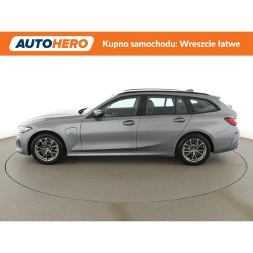 BMW Seria 3  Kombi 2022,  2.0 hybryda, automat - Na sprzedaż za 114 000 zł - Warszawa - zdjęcie 2