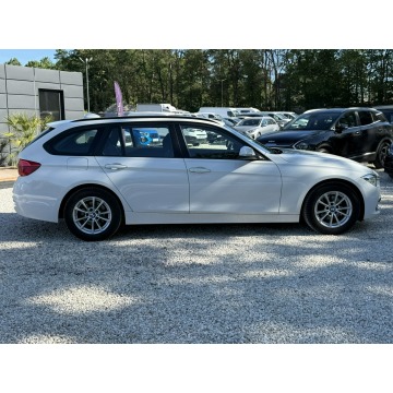 BMW Seria 3  Kombi 2019,  1.5 benzyna, automat - Na sprzedaż za 57 800 zł - Pęcice - zdjęcie 2