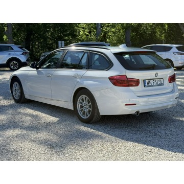 BMW Seria 3  Kombi 2019,  1.5 benzyna, automat - Na sprzedaż za 57 800 zł - Pęcice - zdjęcie 5