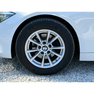 BMW Seria 3  Kombi 2019,  1.5 benzyna, automat - Na sprzedaż za 57 800 zł - Pęcice - zdjęcie 9