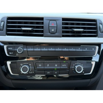 BMW Seria 3  Kombi 2019,  1.5 benzyna, automat - Na sprzedaż za 57 800 zł - Pęcice - zdjęcie 12