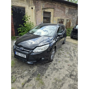 ford focus 2014 po szkodzie uderzony prawy przód Uszkodzony