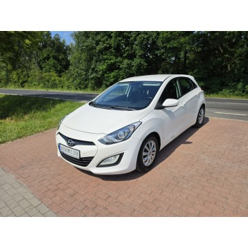 Hyundai i30 5 drzwi 1,4 benzynka  99 KM w bardzo ładnym stanie !!!