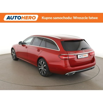Mercedes - Benz E-klasa  Kombi 2022,  2.0 hybryda, automat - Na sprzedaż za 97 000 zł - Warszawa - zdjęcie 4