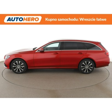 Mercedes - Benz E-klasa  Kombi 2022,  2.0 hybryda, automat - Na sprzedaż za 97 000 zł - Warszawa - zdjęcie 2